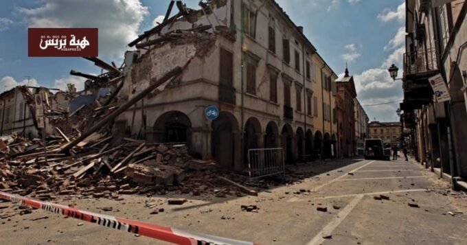 صورة تظهر مباني في إقليم إيميليا رومانيا بإيطاليا بعد هزات أرضية، مع فرق الحماية المدنية تقوم بالتفتيش.