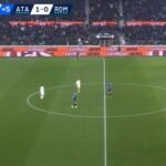 لقطة من مباراة روما وأتالانتا في الدوري الإيطالي تظهر خيبة أمل لاعبي روما