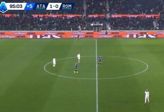 لقطة من مباراة روما وأتالانتا في الدوري الإيطالي تظهر خيبة أمل لاعبي روما