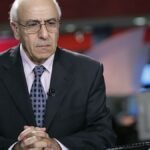 صورة للصحفي جميل عازر، مذيع قناة الجزيرة الراحل.