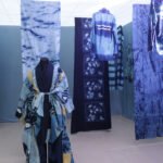 Vue d'ensemble de l'exposition Heirs of Greatness Day à l'Église du Sacré-Cœur de Casablanca, présentant des créations africaines.