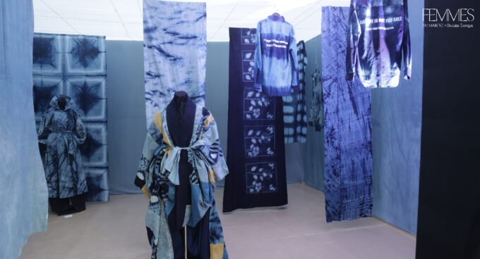 Vue d'ensemble de l'exposition Heirs of Greatness Day à l'Église du Sacré-Cœur de Casablanca, présentant des créations africaines.