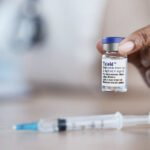 Vue stylisée d'une molécule ou d'une seringue, symbolisant le traitement Teizeild et l'espoir pour les patients atteints de diabète de type 1.