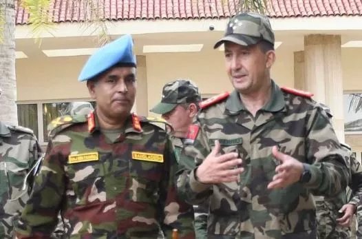 Sahara : Dialogue Stratégique à Agadir entre les FAR et la MINURSO 3 Le Général Mohammed Berrid des FAR et le Général MD Fakhrul Ahsan de la MINURSO lors de leur rencontre à Agadir sur le Sahara.
