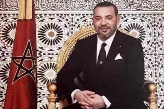 Sa Majesté le Roi Mohammed VI lors d'une rencontre diplomatique, symbolisant l'engagement du Maroc pour la paix mondiale.