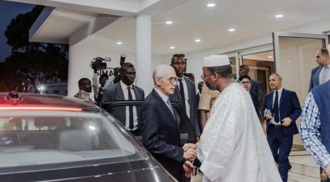 Rachid Talbi El Alami, représentant le Roi Mohammed VI, lors de la cérémonie d'investiture du Président Mamadi Doumbouya à Conakry, Guinée.