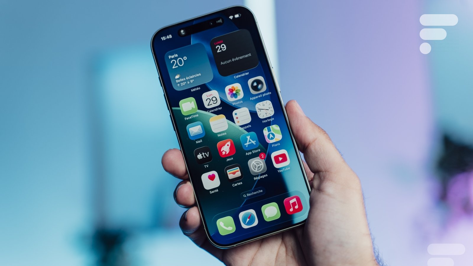 Un iPhone 17, symbole de la domination d'Apple sur le marché des smartphones, posé sur une surface moderne.