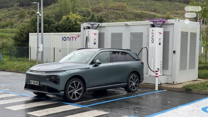 Une voiture électrique Xpeng G9 en charge sur une borne rapide Ionity en Espagne, symbolisant l'utilisation intensive de la supercharge.