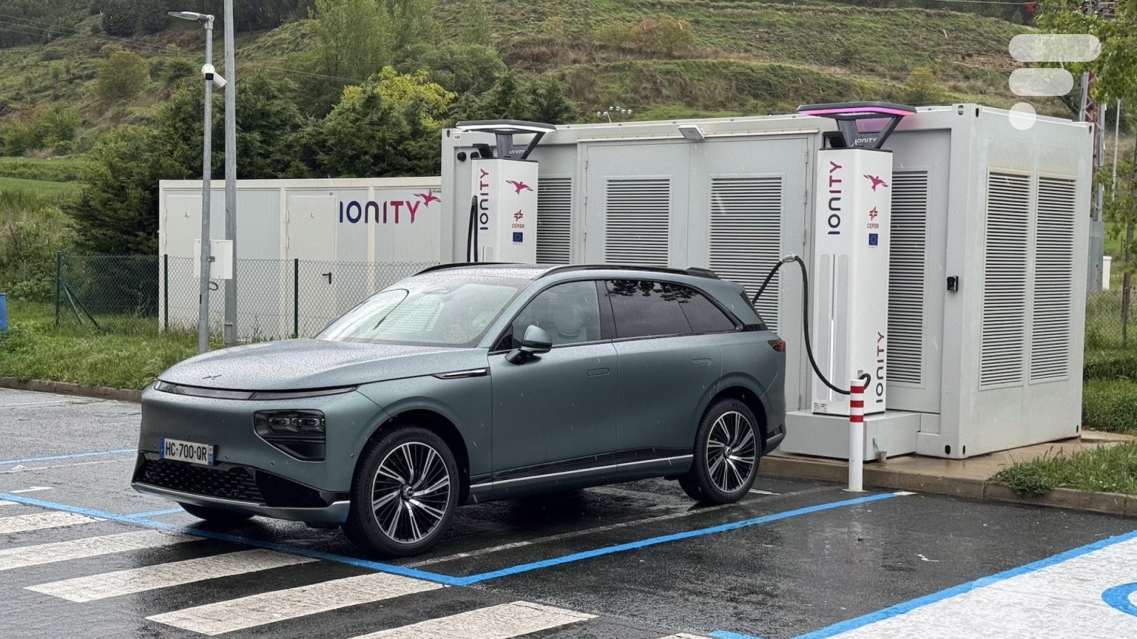 Une voiture électrique Xpeng G9 en charge sur une borne rapide Ionity en Espagne, symbolisant l'utilisation intensive de la supercharge.
