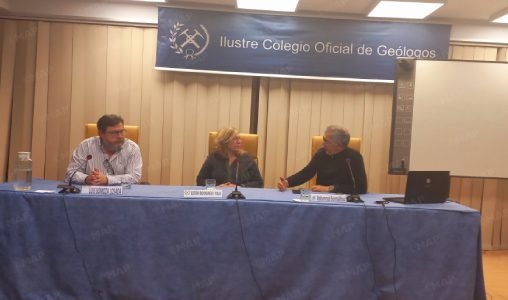 Carte géologique du Maroc et d'Espagne, symbolisant la coopération et le potentiel minier et énergétique.