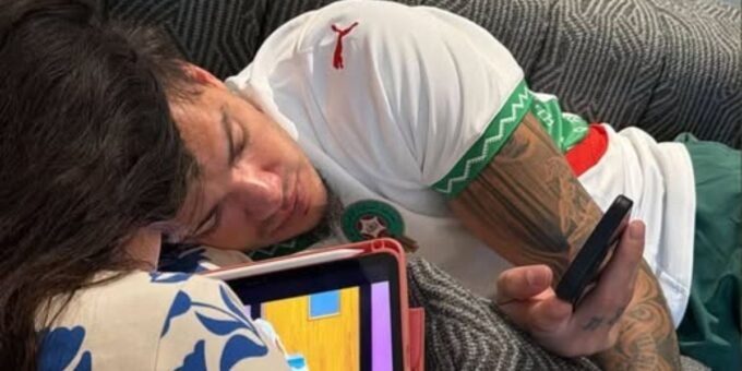 Ederson, gardien de Fenerbahçe et du Brésil, portant le maillot des Lions de l'Atlas aux côtés de sa fille, sur Instagram.