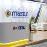 Carte géographique du Maroc avec des symboles d'éoliennes et de panneaux solaires, illustrant le système SIG de Masen pour les énergies renouvelables.