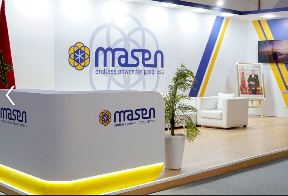 Maroc : Masen Dévoile son Système Cartographique National pour une Révolution des Énergies Renouvelables en 2026 3 Carte géographique du Maroc avec des symboles d'éoliennes et de panneaux solaires, illustrant le système SIG de Masen pour les énergies renouvelables.