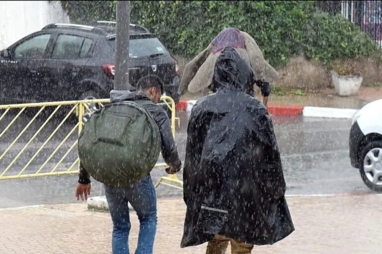 Suspension des cours à Essaouira en raison des intempéries 3 Image d'une ville enneigée