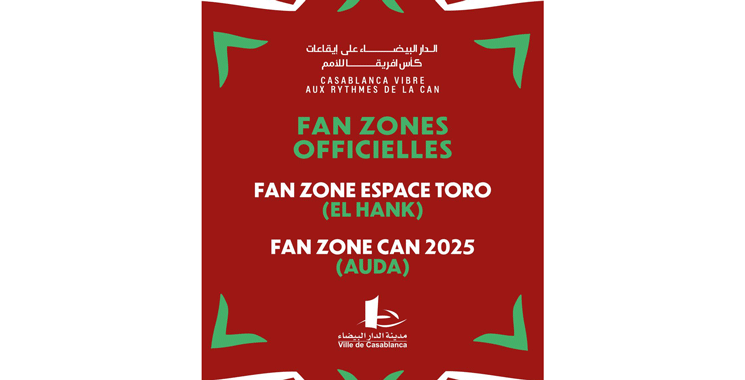 Vue aérienne d'une fan zone animée à Casablanca lors de la CAN 2025, avec un écran géant diffusant un match de football.