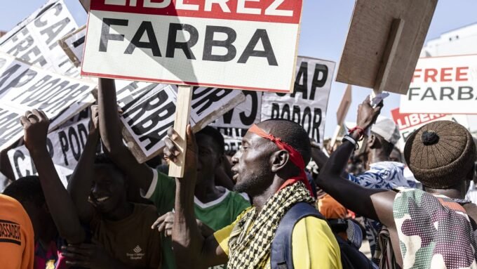 Manifestation à Dakar pour la libération du député sénégalais Mouhamadou Ngom, dit Farba, incarcéré depuis février 2025.