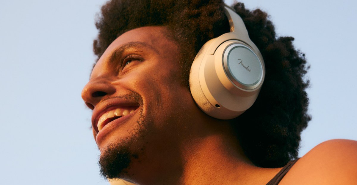 Fender Mix: Redefining Wireless Audio with Unprecedented Battery Life and Longevity 3 Fender Mix wireless headphones in Olympic White and Skyscraper Black, highlighting their sleek design and modular components.