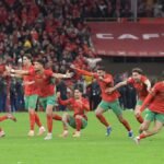 Les joueurs de l'équipe nationale marocaine de football célèbrent la victoire après le penalty décisif de Youssef En-Nesyri contre le Nigeria en demi-finale de la CAN 2025.