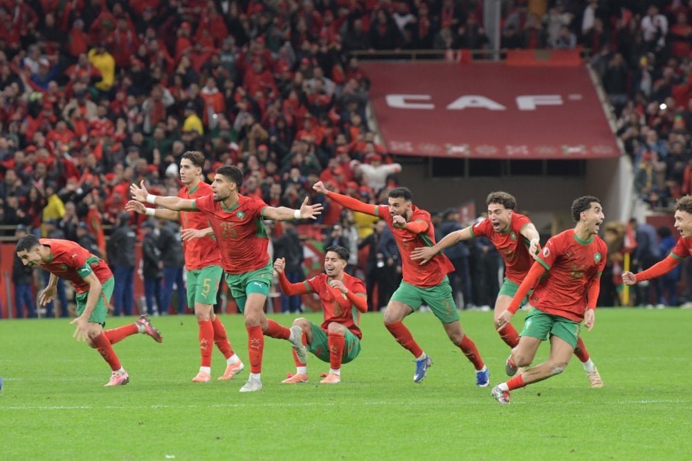 CAN 2025 : Le Maroc, à l'aube d'un sacre historique après un demi-siècle d'attente 3 Les joueurs de l'équipe nationale marocaine de football célèbrent la victoire après le penalty décisif de Youssef En-Nesyri contre le Nigeria en demi-finale de la CAN 2025.