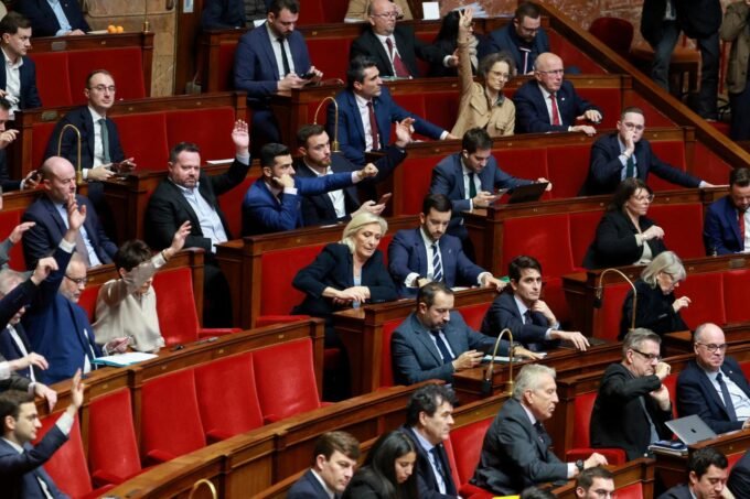 Marine Le Pen et ses collègues députés du Rassemblement National à l’Assemblée, en décembre 2025, lors du vote de la loi spéciale budgétaire.