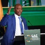 Patrice Motsepe, président de la CAF, lors d'une conférence de presse à Rabat, évoquant l'organisation de la CAN 2025 au Maroc.