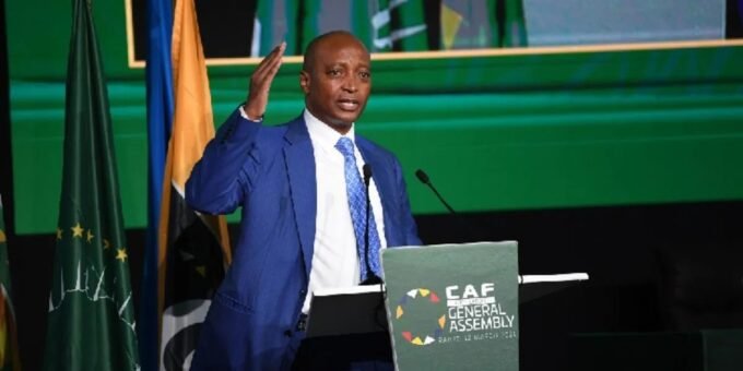 Patrice Motsepe, président de la CAF, lors d'une conférence de presse à Rabat, évoquant l'organisation de la CAN 2025 au Maroc.