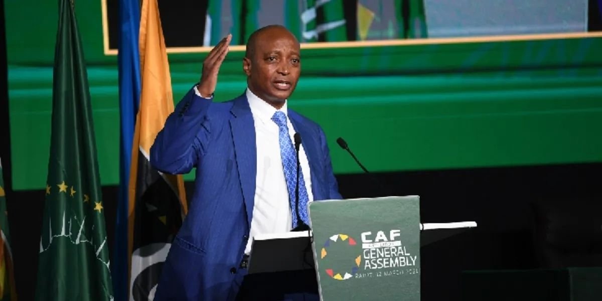 Patrice Motsepe, président de la CAF, lors d'une conférence de presse à Rabat, évoquant l'organisation de la CAN 2025 au Maroc.