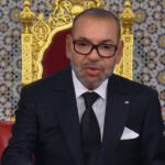 Le Roi Mohammed VI félicitant les joueurs de l'équipe nationale de football du Maroc après leur qualification pour la finale de la CAN 2025.