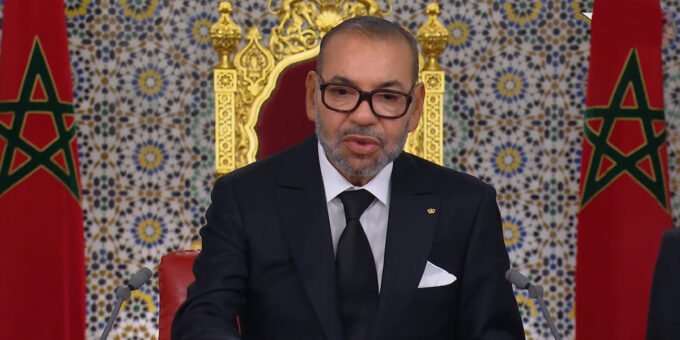 Le Roi Mohammed VI félicitant les joueurs de l'équipe nationale de football du Maroc après leur qualification pour la finale de la CAN 2025.