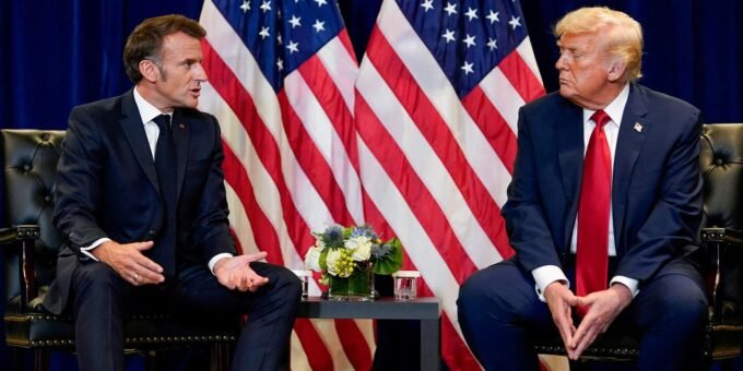 Carte du Groenland avec des drapeaux de l'UE, des États-Unis et du Danemark, symbolisant les tensions géopolitiques en Arctique.