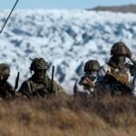 Soldats français en équipement grand froid, avec un paysage arctique en arrière-plan, symbolisant la mission au Groenland.