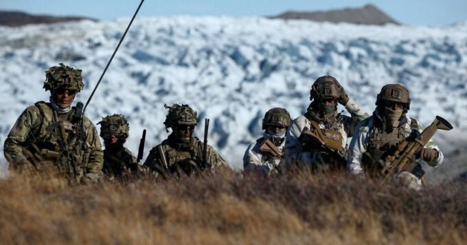 Soldats français en équipement grand froid, avec un paysage arctique en arrière-plan, symbolisant la mission au Groenland.
