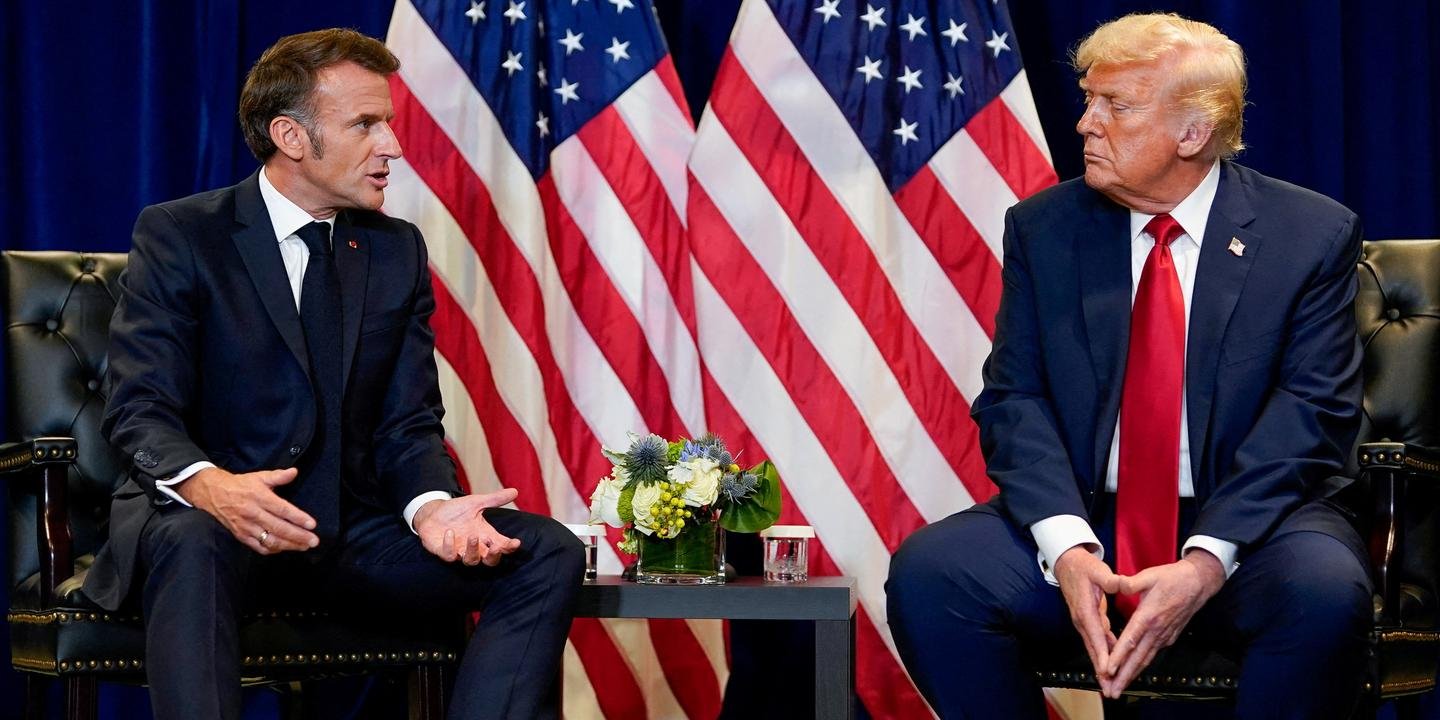 Carte du Groenland avec des drapeaux de l'UE, des États-Unis et du Danemark, symbolisant les tensions géopolitiques en Arctique.