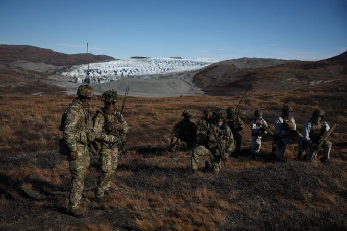 Des soldats des forces armées danoises et françaises participent à l'exercice militaire 'Arctic Endurance' à Kangerlussuaq, Groenland, le 17 septembre 2025.