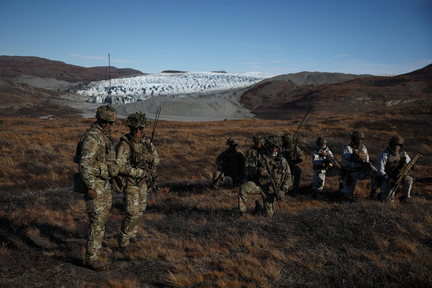 Des soldats des forces armées danoises et françaises participent à l'exercice militaire 'Arctic Endurance' à Kangerlussuaq, Groenland, le 17 septembre 2025.