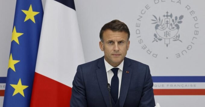 Carte du monde illustrant l'Iran et le Groenland, symboles des enjeux géopolitiques mondiaux.