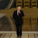 Le président russe Vladimir Poutine passe devant des gardes d’honneur au Grand Palais du Kremlin à Moscou.