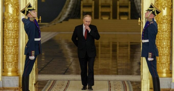Le président russe Vladimir Poutine passe devant des gardes d’honneur au Grand Palais du Kremlin à Moscou.