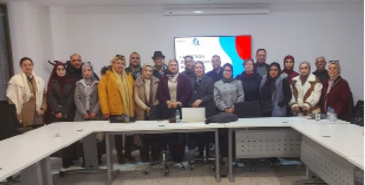 Groupe de professionnels en formation sur la gestion du capital humain à Tanger, avec un formateur.