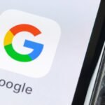 A visual representation of AI-generated headlines on a Google Discover feed, highlighting the text and potential discrepancies.