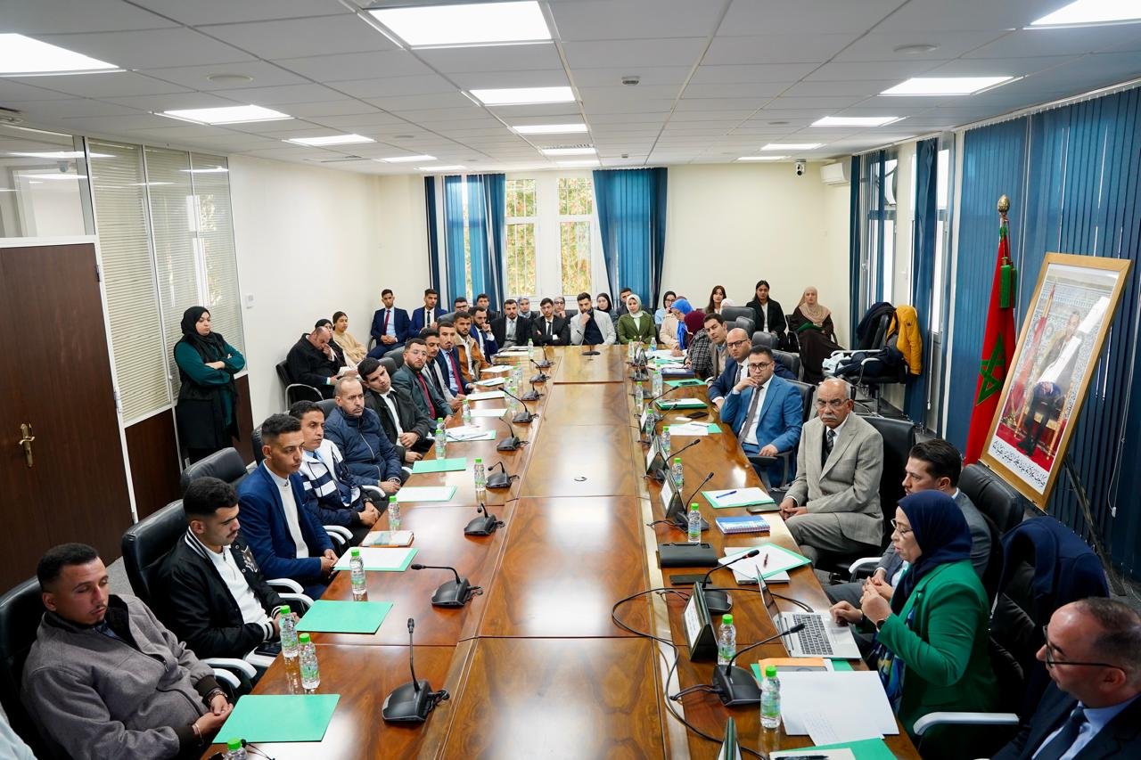 Des étudiants en Master de la FSJES El Jadida écoutent attentivement une présentation au Secrétariat Général du Gouvernement.