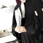 Image d'une robe noire avec un titre qui dit 'Grève des avocats'