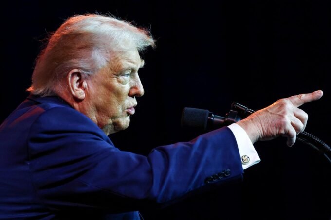 Donald Trump à Washington, annonçant de nouvelles mesures commerciales contre l'Europe pour l'acquisition du Groenland.