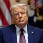 Carte du Groenland avec des symboles représentant les États-Unis et le Danemark, soulignant les enjeux géopolitiques et de défense.