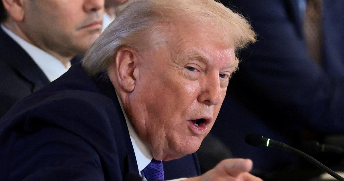 Carte du Groenland avec le drapeau américain et des symboles de droits de douane, illustrant la tension géopolitique entre les États-Unis et l'Europe.