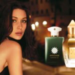 Flacons de parfums de luxe exposés, symbolisant l'art et la richesse des matières premières olfactives.