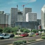 Vue aérienne d'un port industriel moderne au Maroc, symbolisant l'attractivité des investissements étrangers.