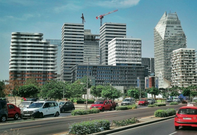 Vue aérienne d'un port industriel moderne au Maroc, symbolisant l'attractivité des investissements étrangers.