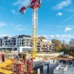 Vue aérienne d'un chantier de construction moderne au Maroc, symbolisant la pression foncière et le développement urbain.