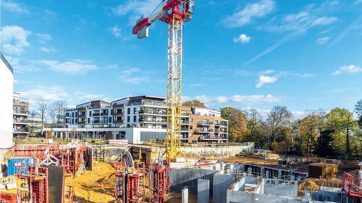 Vue aérienne d'un chantier de construction moderne au Maroc, symbolisant la pression foncière et le développement urbain.
